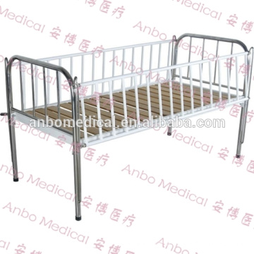 Cama de crianças de metal barato ou berço com manivela e trilho